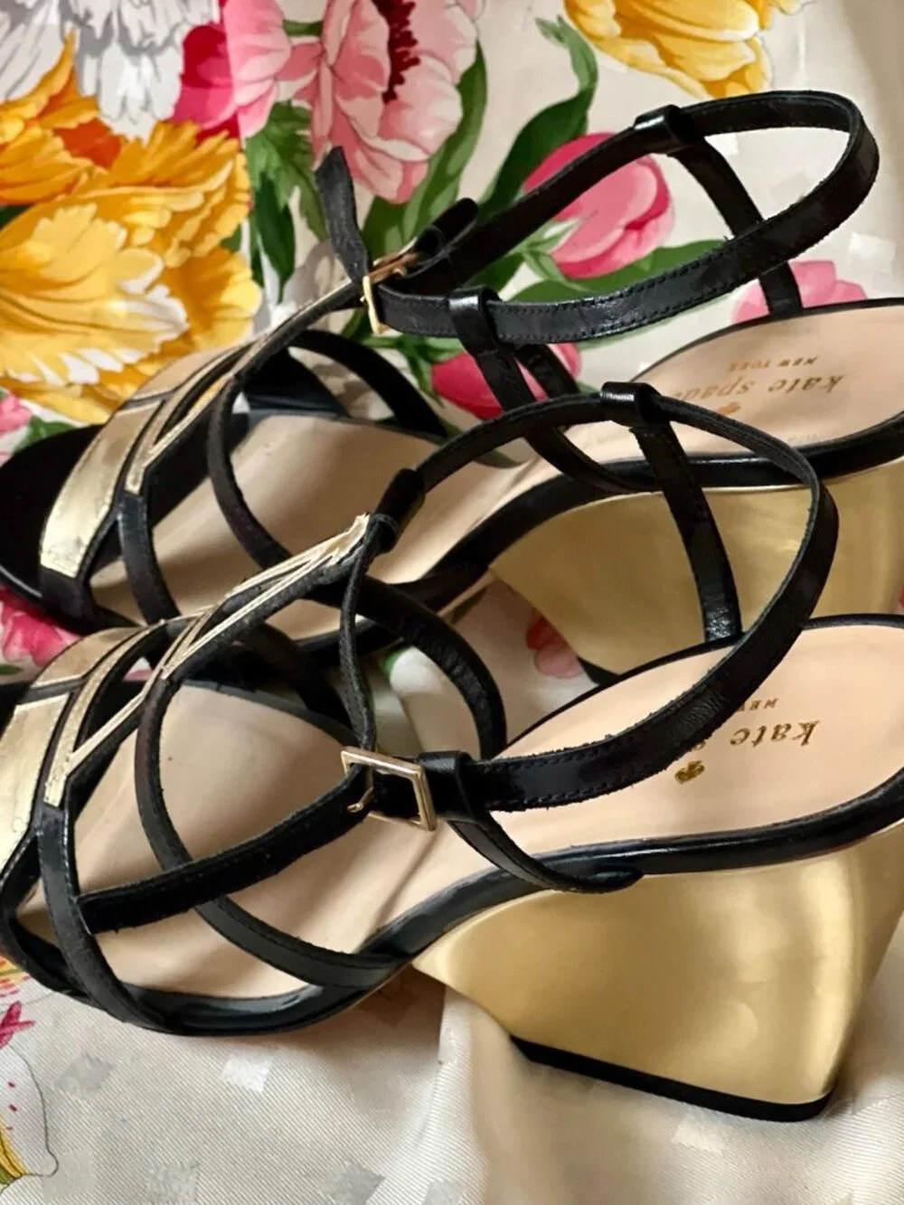 KATE SPADE DESIGNER “EIFFEL TOWER” BLACK & METALLIC GOLD WITH GOLD WEDGE HEELS - Picture 8 of 8